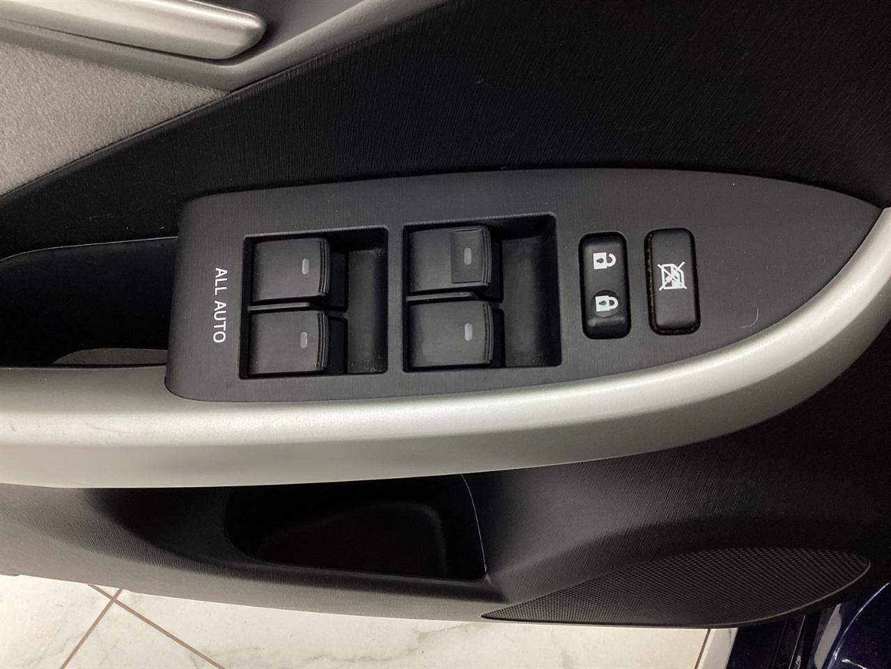 Toyota Prius 5dr HB Persona Series Special Edition (Natl) 2015