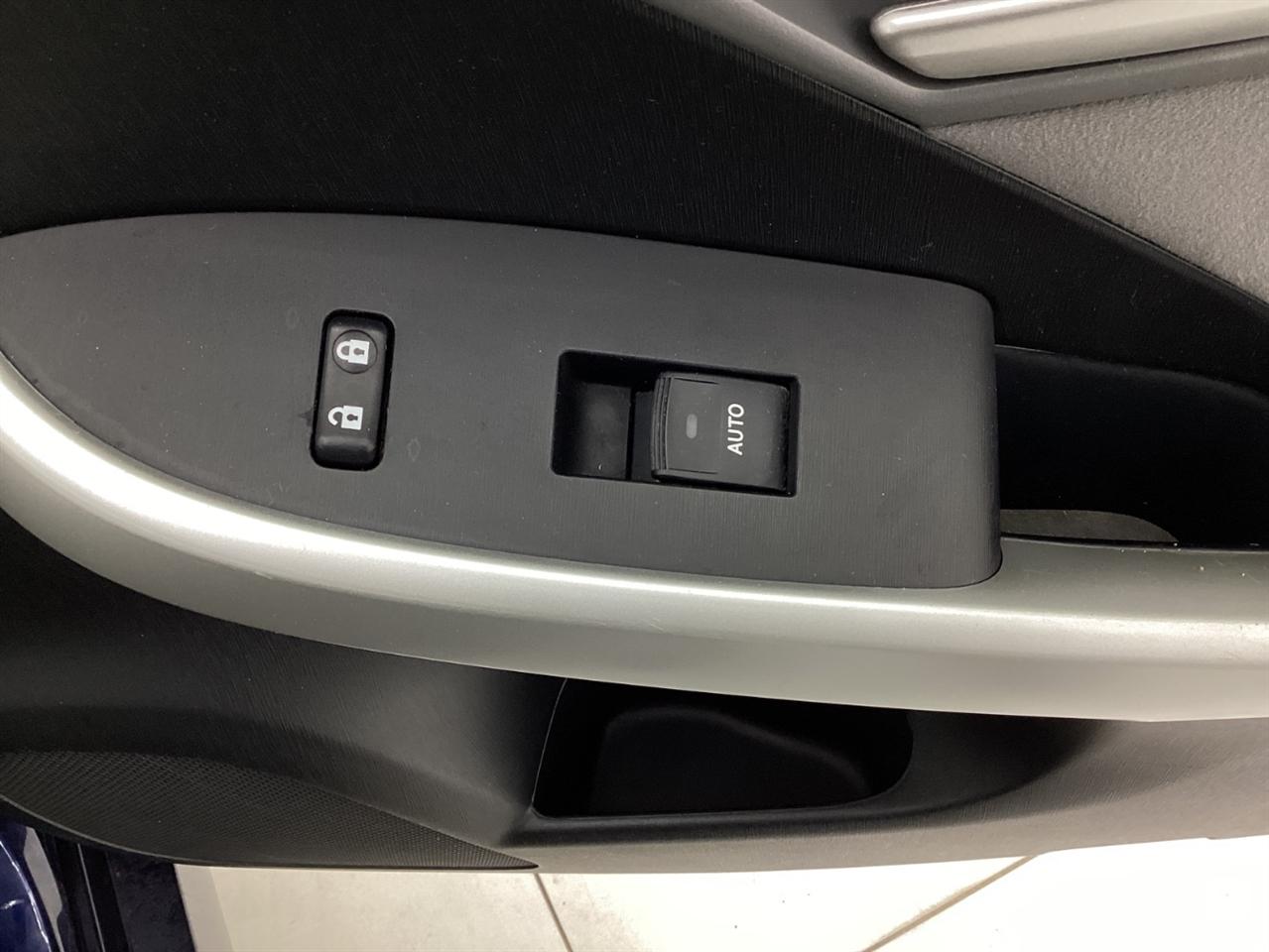 Toyota Prius 5dr HB Persona Series Special Edition (Natl) 2015