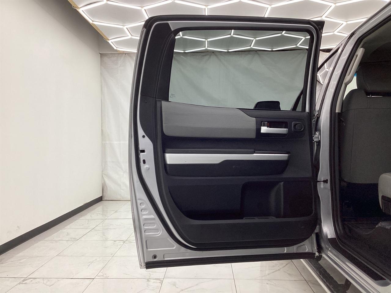 Toyota Tundra 4WD Truck CrewMax 5.7L V8 6-Spd AT LTD (Natl) 2015