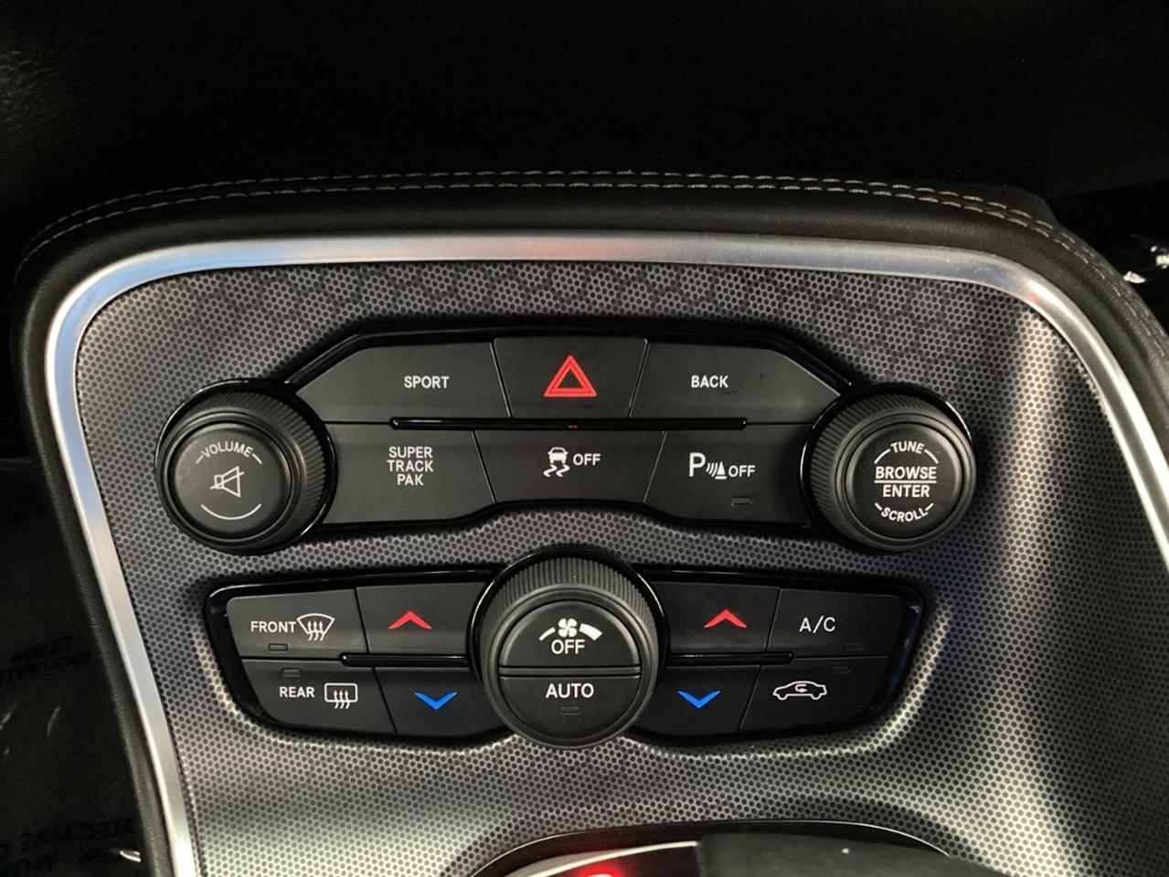 Dodge Challenger 2dr Cpe SXT Plus 2015