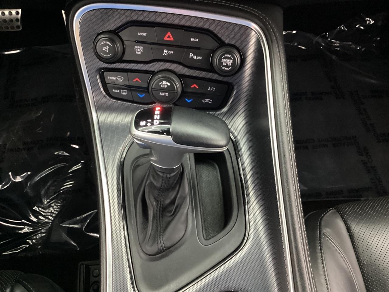 Dodge Challenger 2dr Cpe SXT Plus 2015