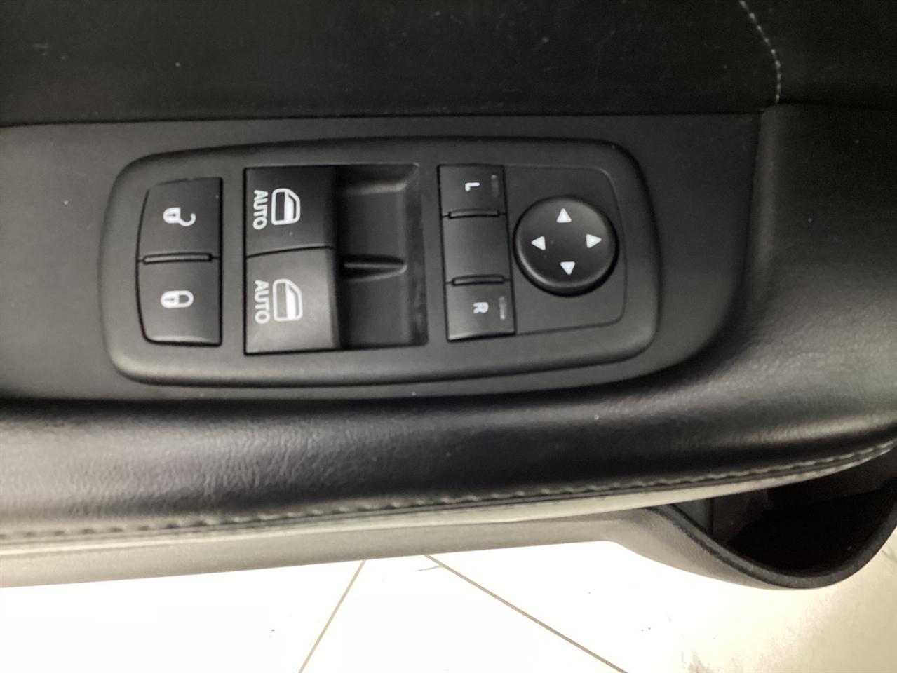 Dodge Challenger 2dr Cpe SXT Plus 2015