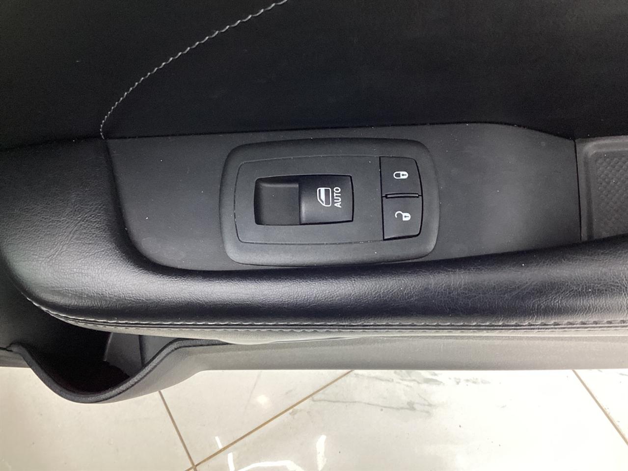 Dodge Challenger 2dr Cpe SXT Plus 2015