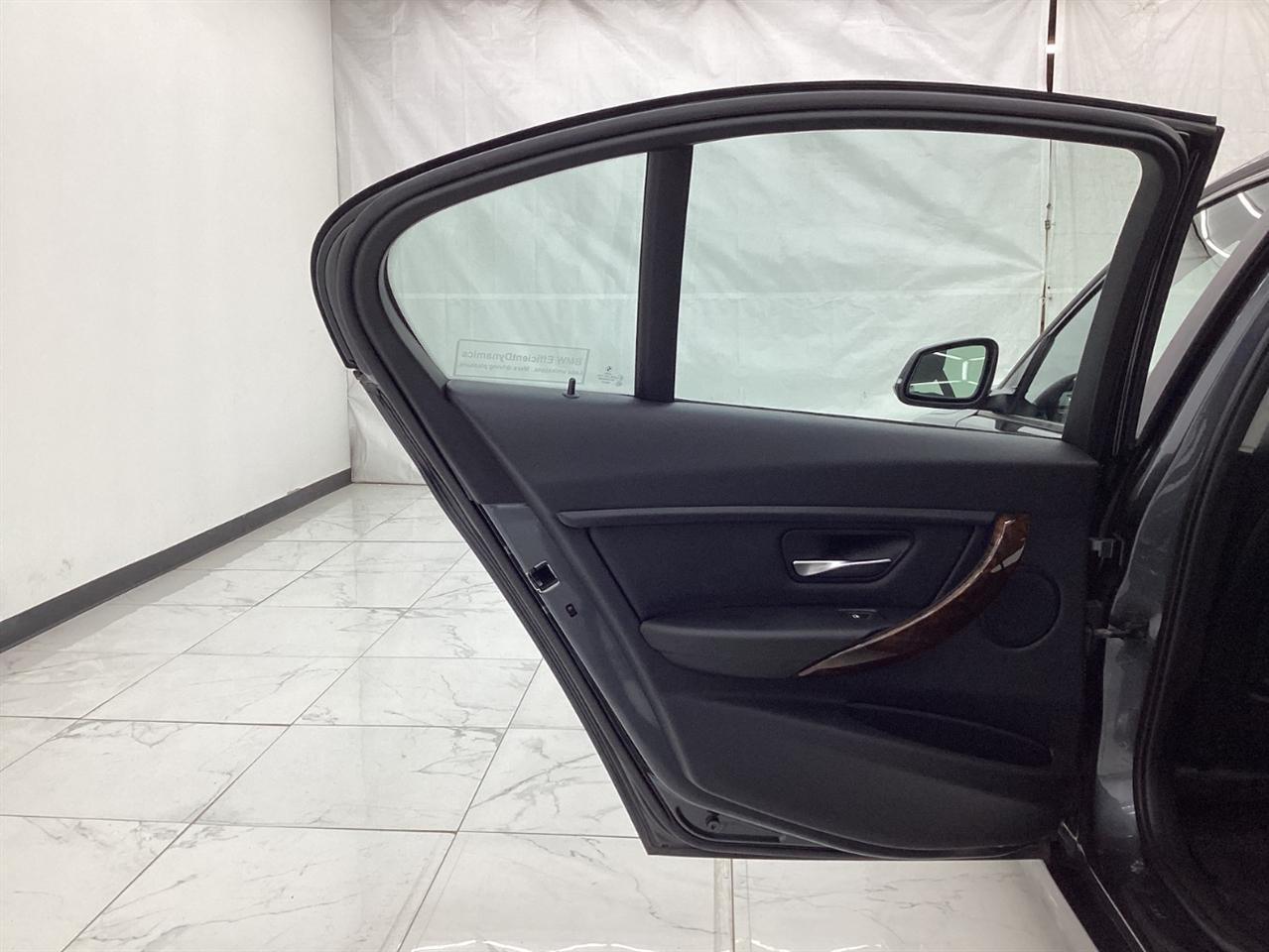 BMW 3 Series 4dr Sdn 320i xDrive AWD 2014