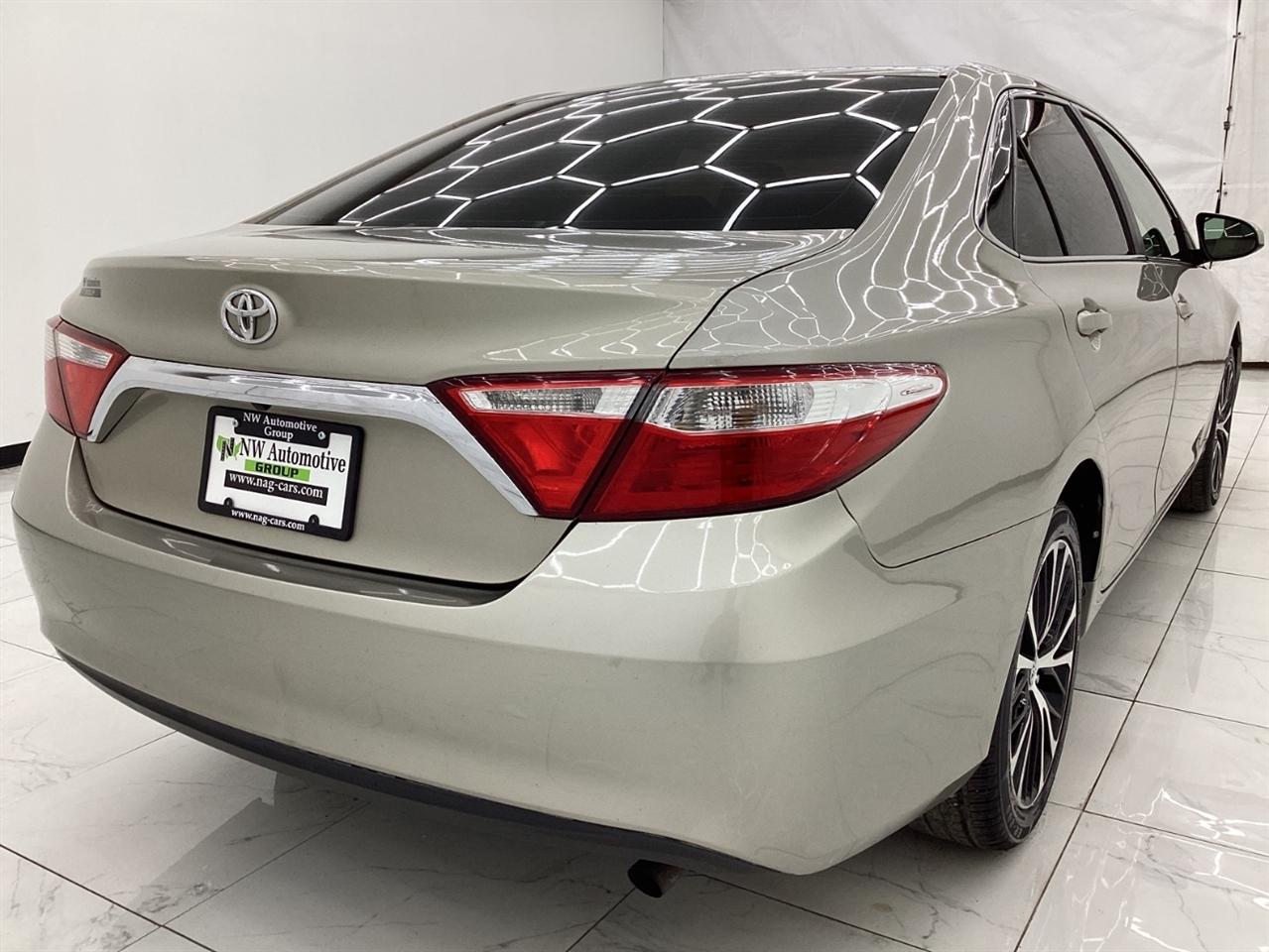 Toyota Camry 4dr Sdn I4 Auto XLE (Natl) 2015