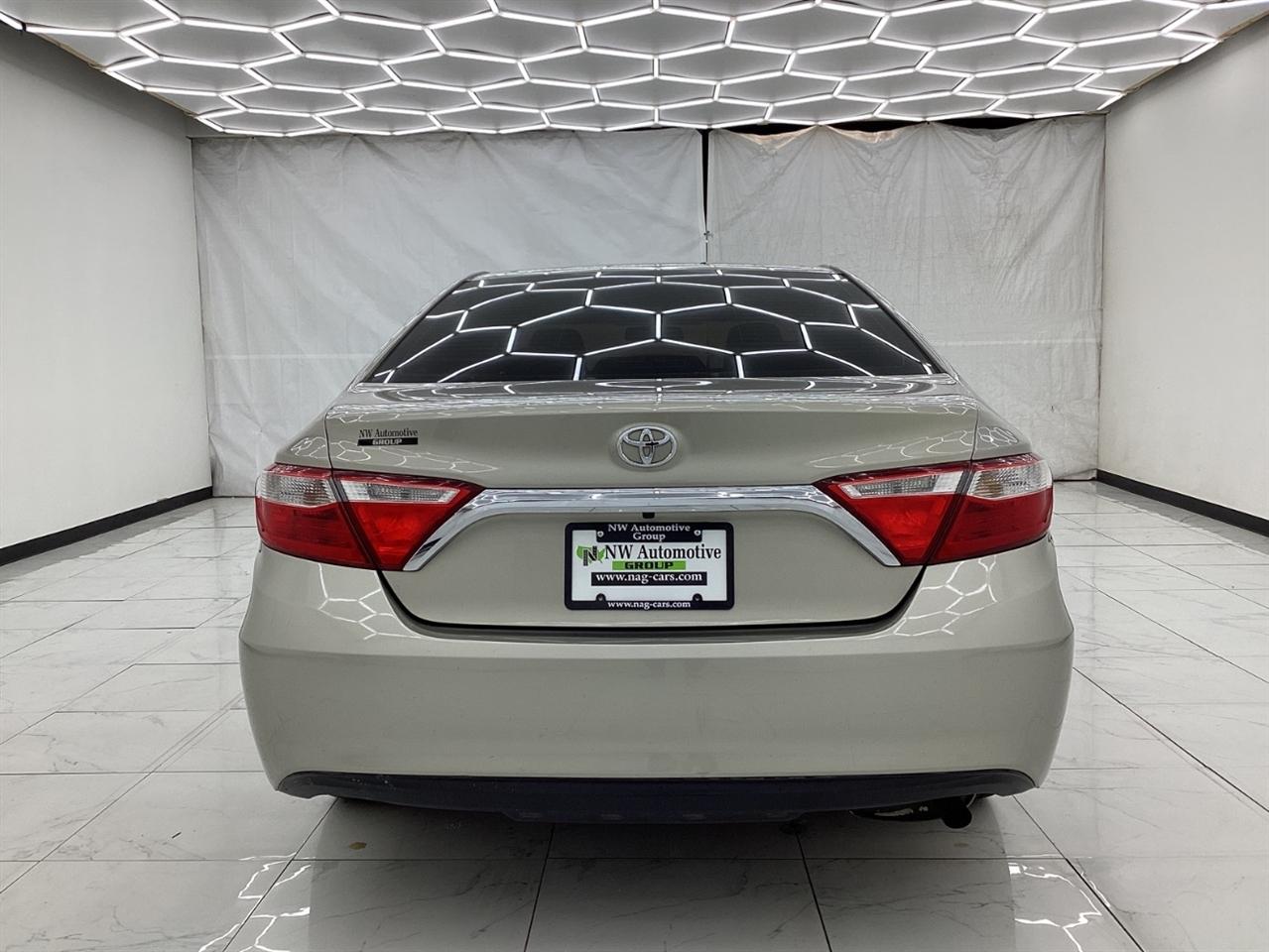 Toyota Camry 4dr Sdn I4 Auto XLE (Natl) 2015