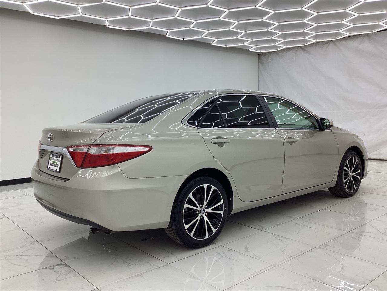 Toyota Camry 4dr Sdn I4 Auto XLE (Natl) 2015