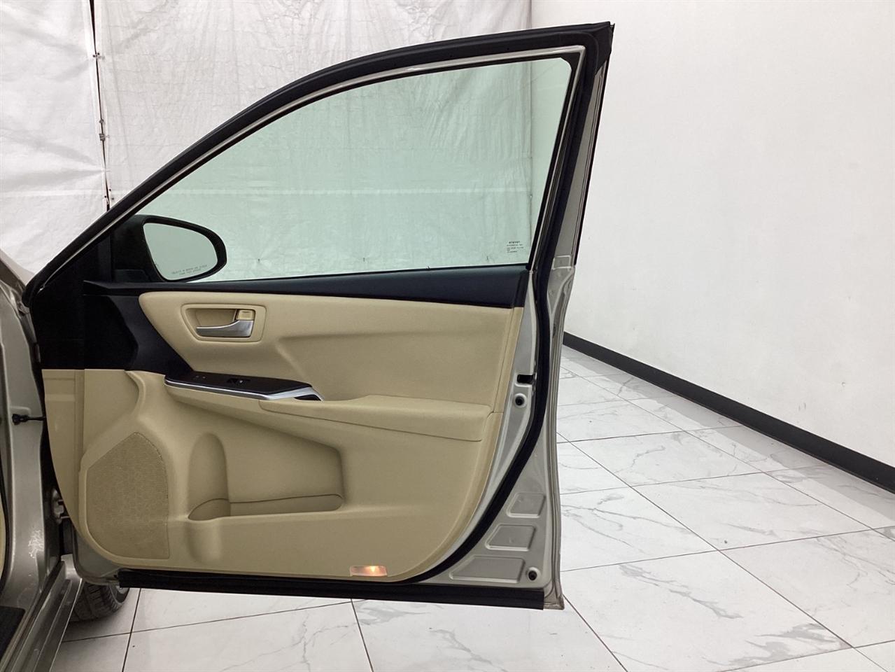 Toyota Camry 4dr Sdn I4 Auto XLE (Natl) 2015