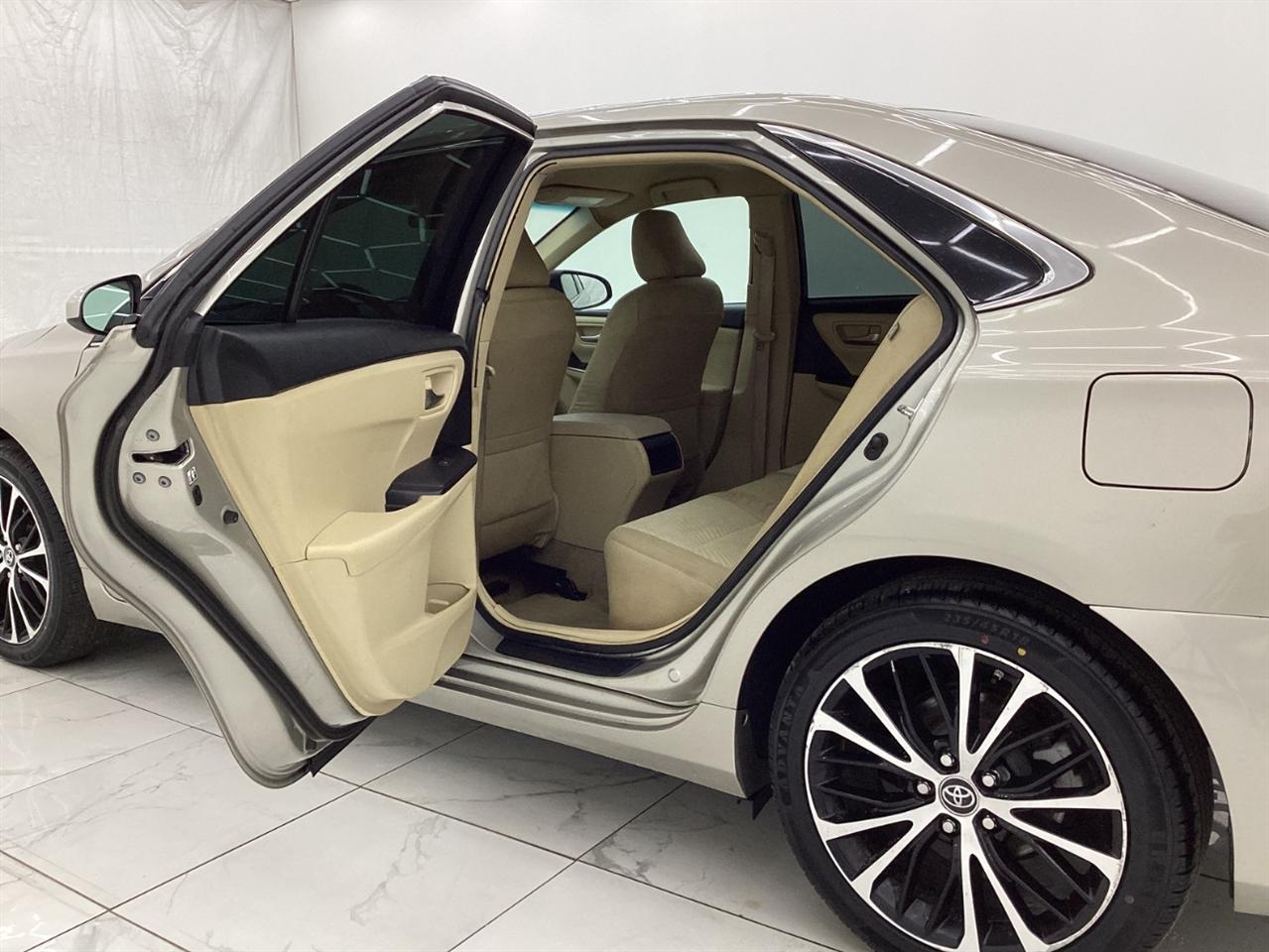 Toyota Camry 4dr Sdn I4 Auto XLE (Natl) 2015