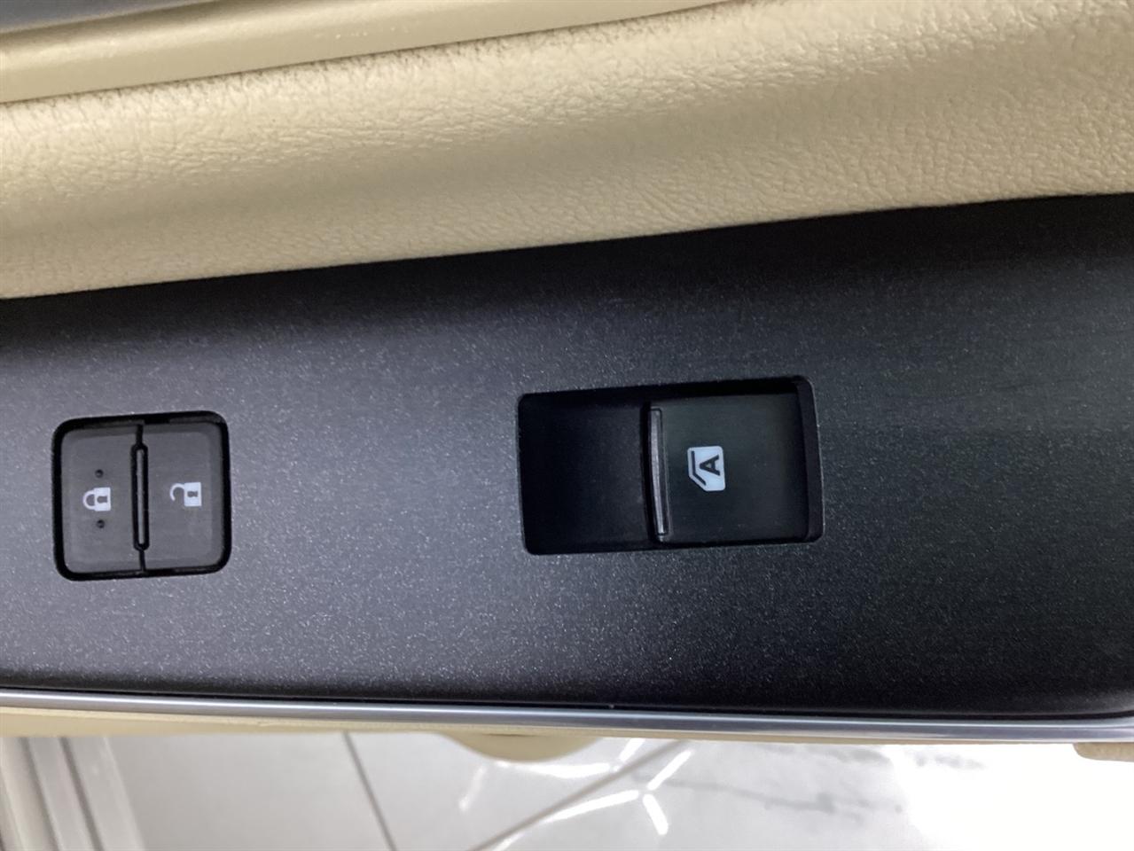 Toyota Camry 4dr Sdn I4 Auto XLE (Natl) 2015