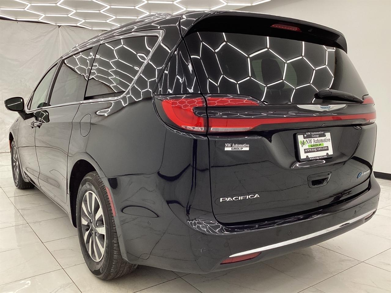 Chrysler Pacifica Hybrid Touring L FWD 2021