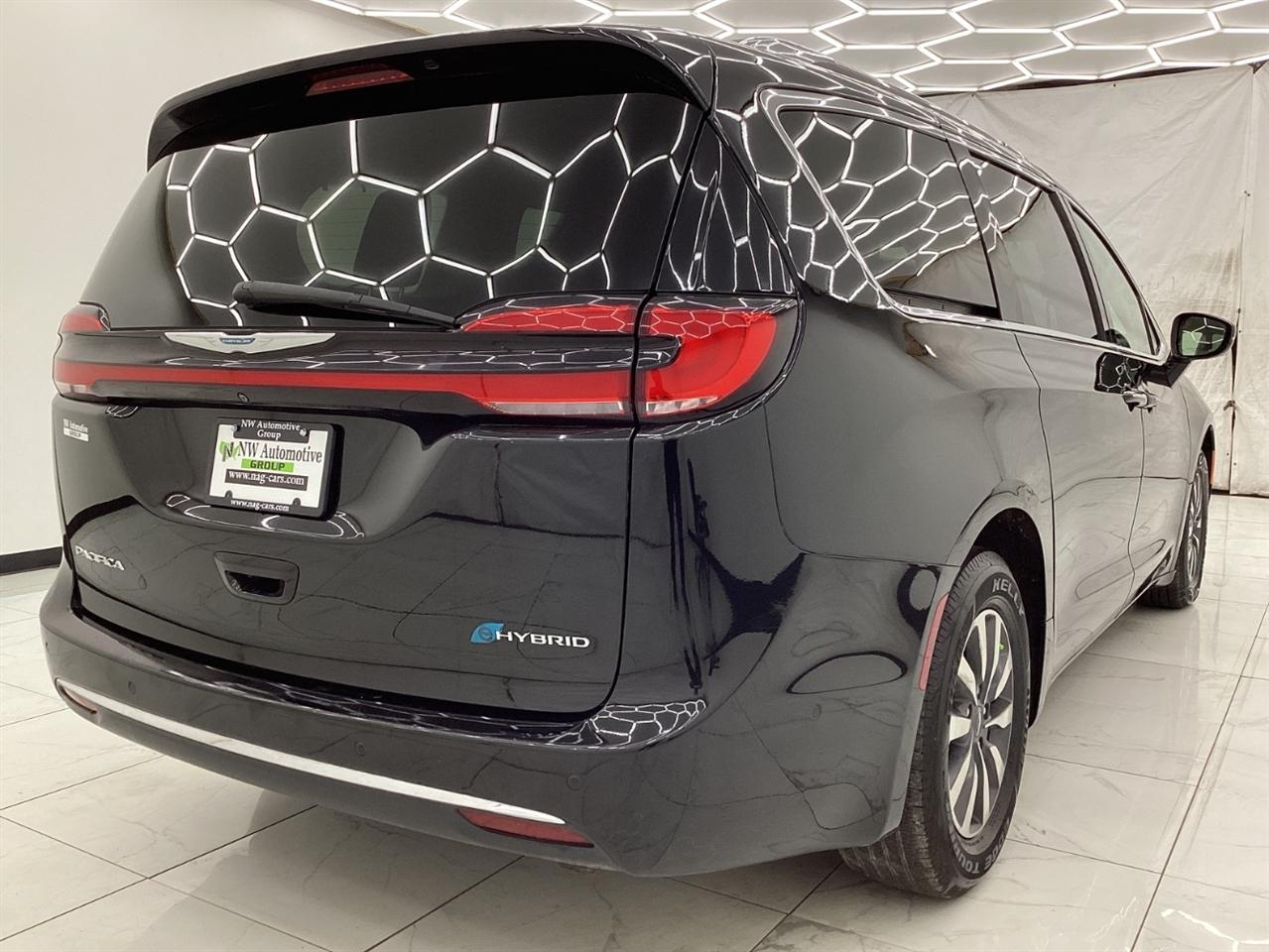 Chrysler Pacifica Hybrid Touring L FWD 2021