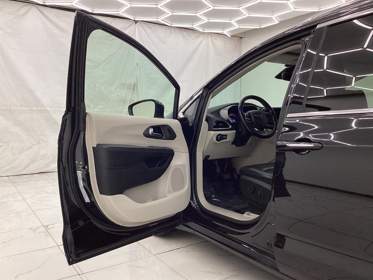 Chrysler Pacifica Hybrid Touring L FWD 2021