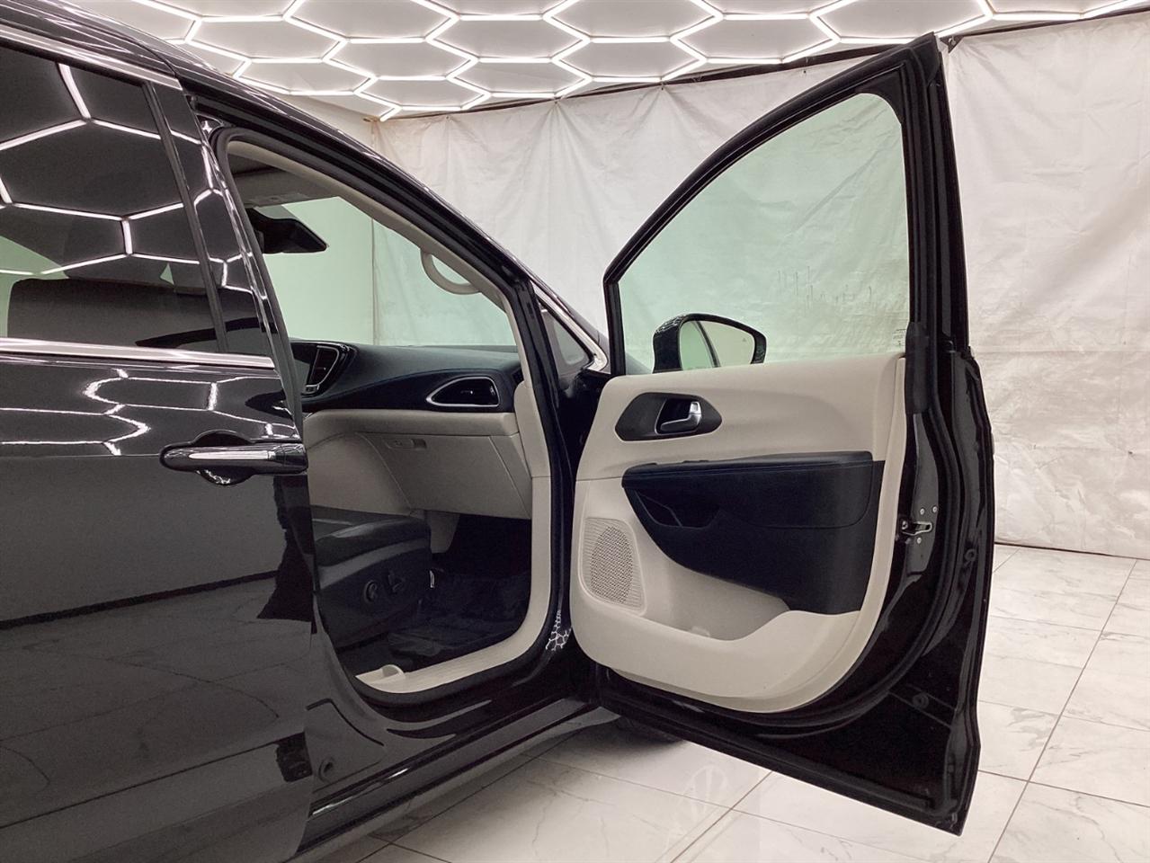 Chrysler Pacifica Hybrid Touring L FWD 2021