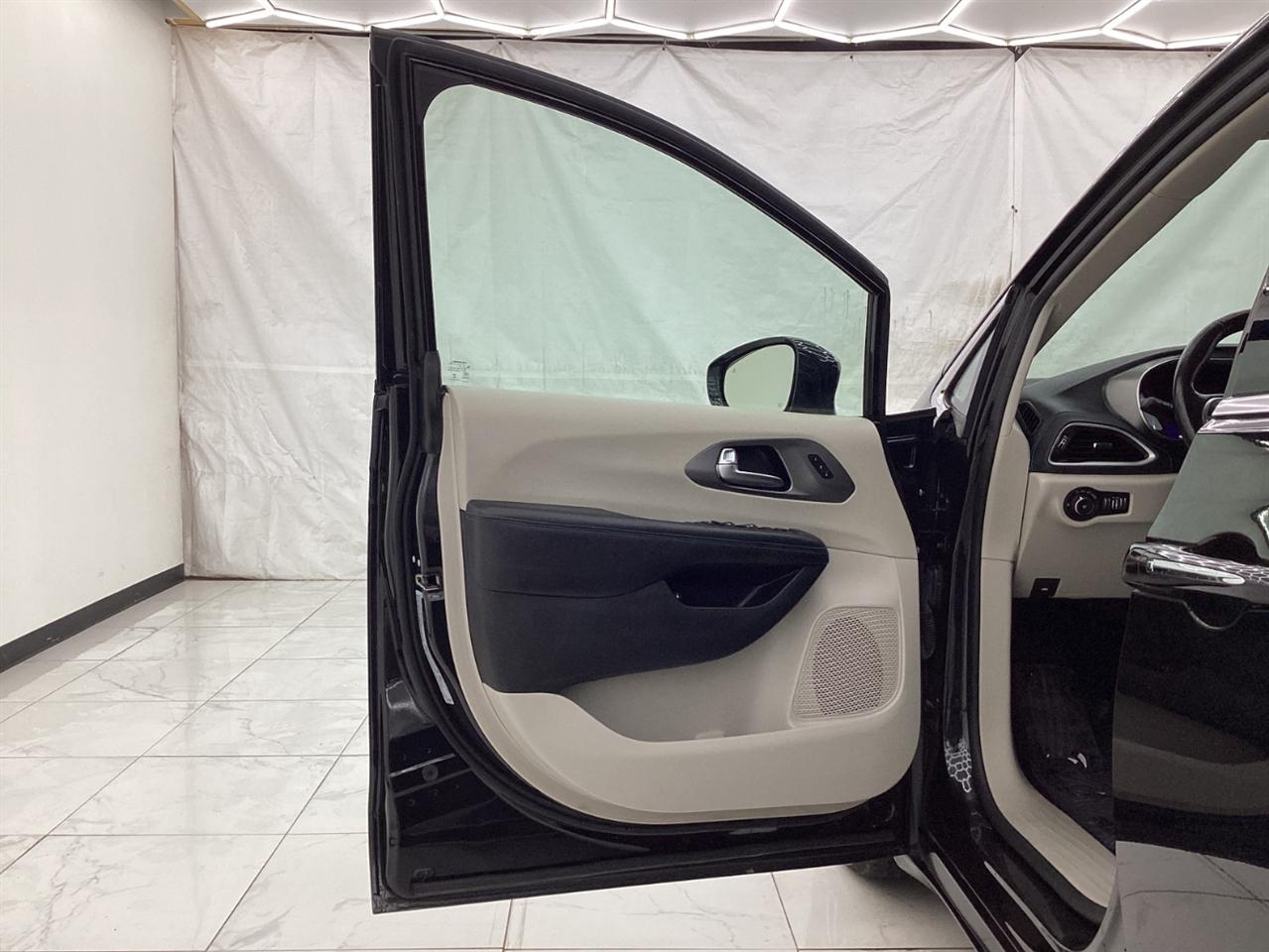 Chrysler Pacifica Hybrid Touring L FWD 2021