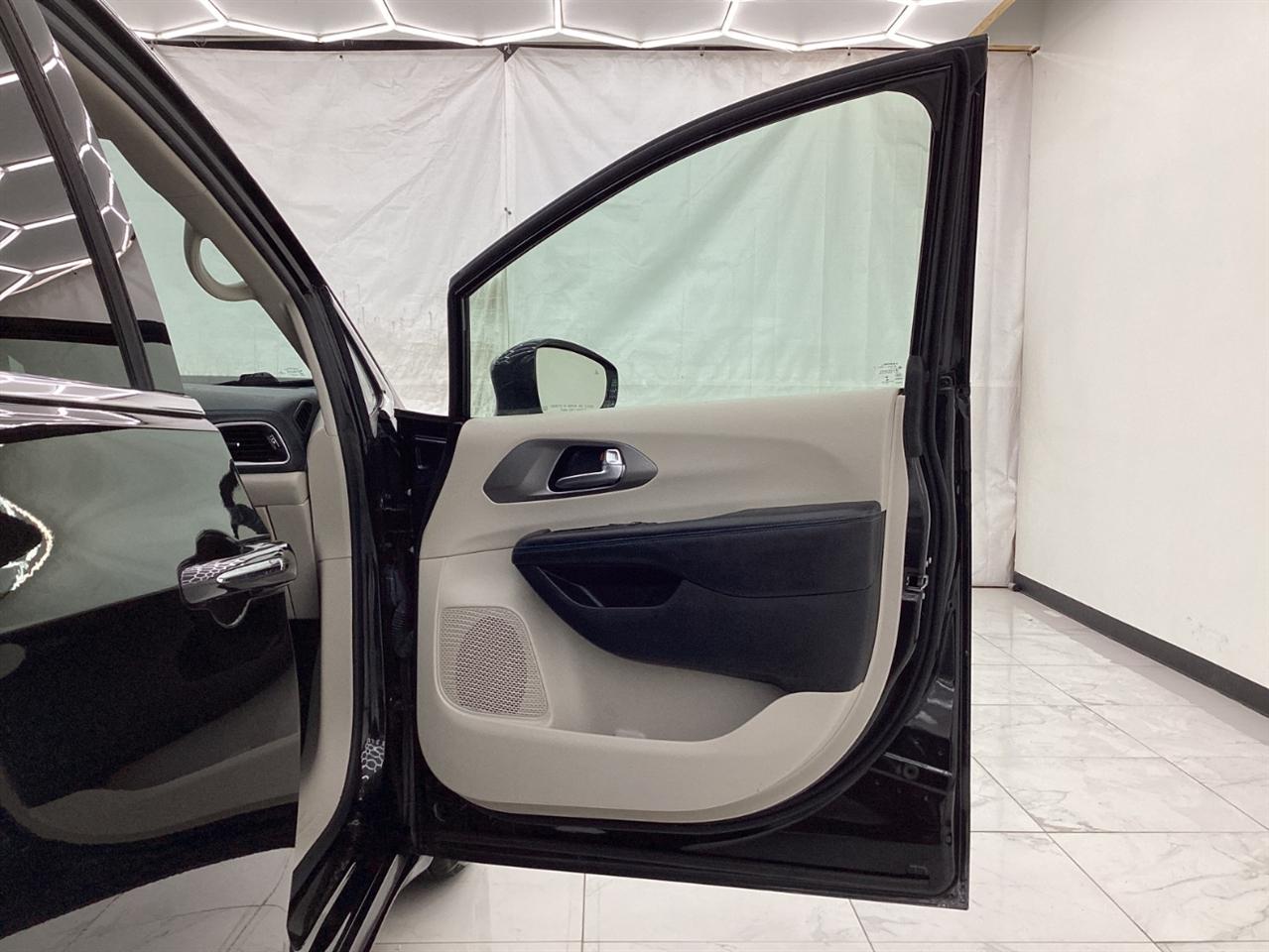 Chrysler Pacifica Hybrid Touring L FWD 2021