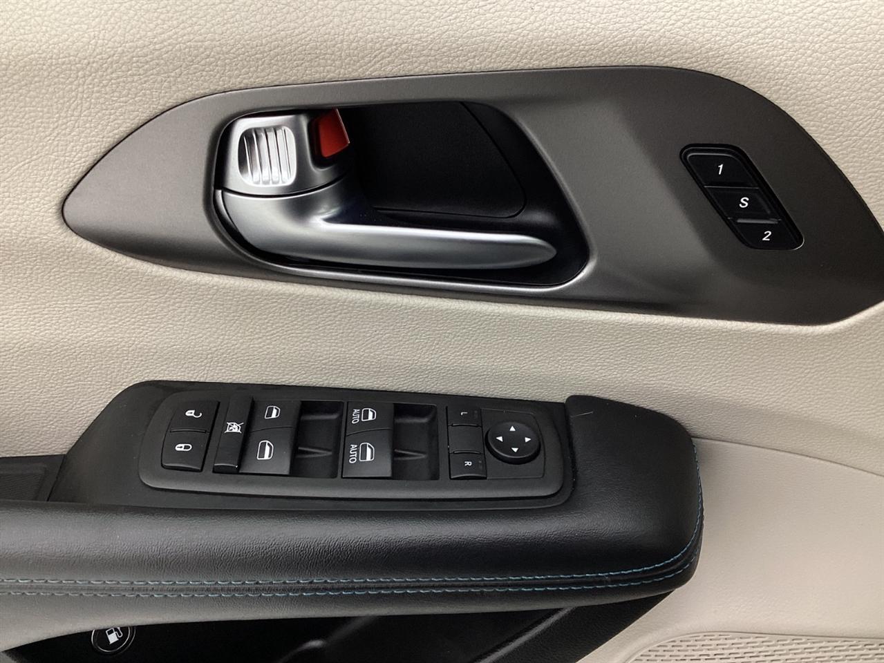 Chrysler Pacifica Hybrid Touring L FWD 2021