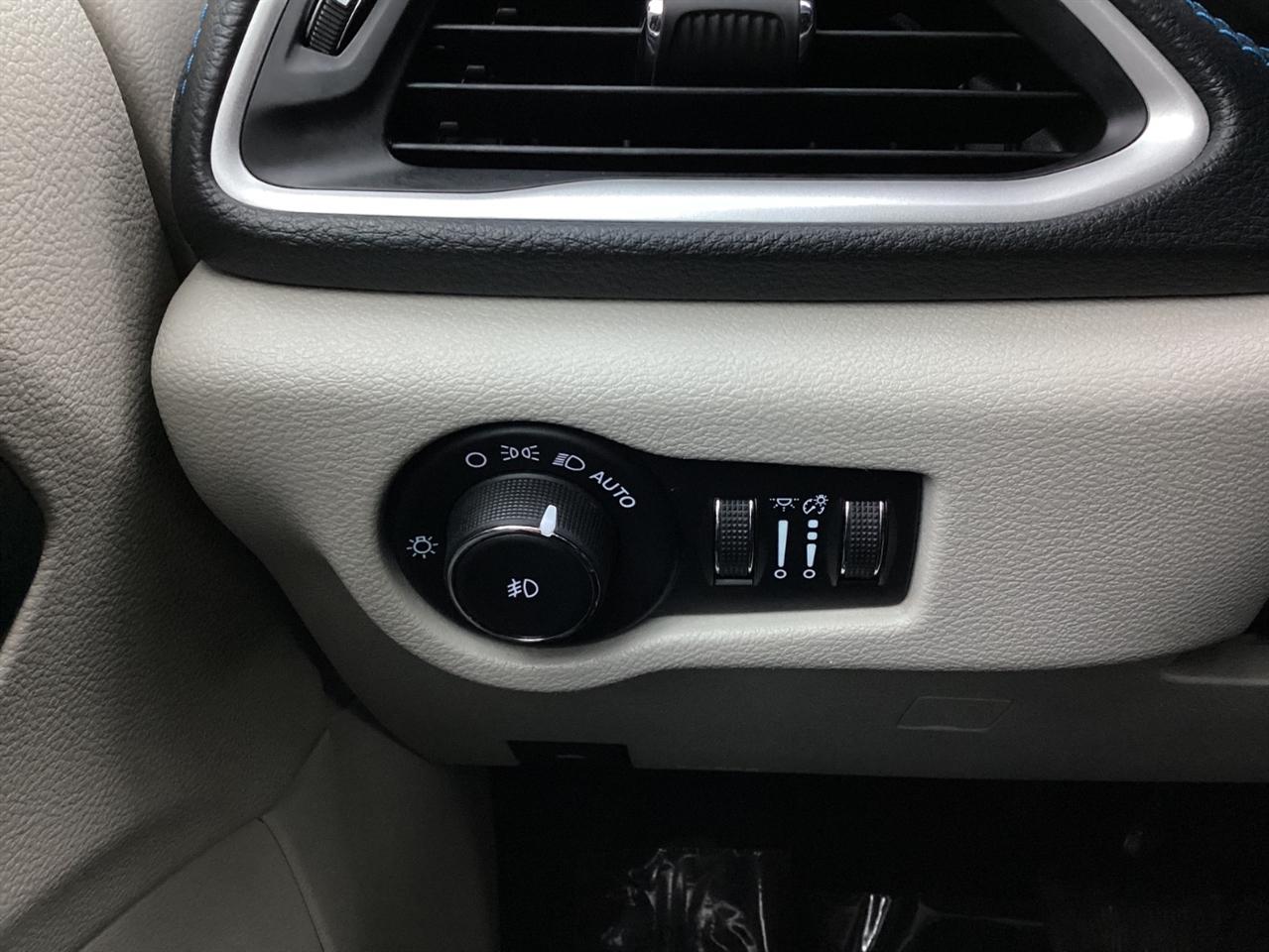 Chrysler Pacifica Hybrid Touring L FWD 2021