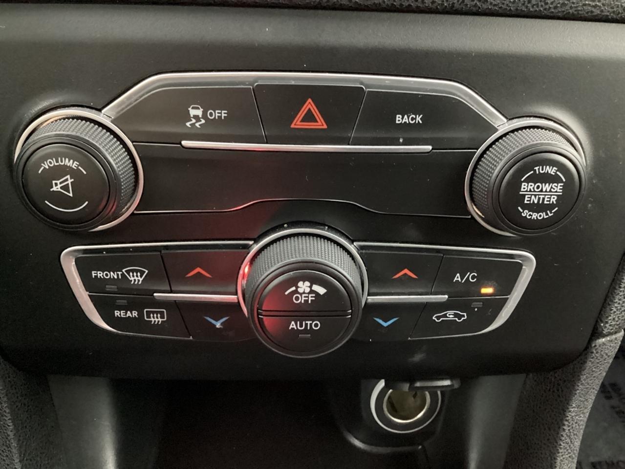 Dodge Charger 4dr Sdn SXT RWD 2015