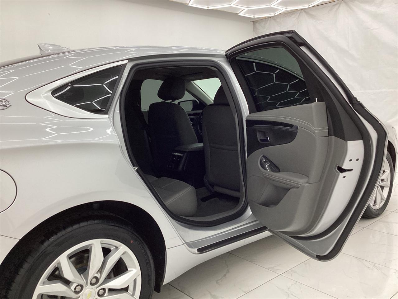 Chevrolet Impala 4dr Sdn LT w/1LT 2018