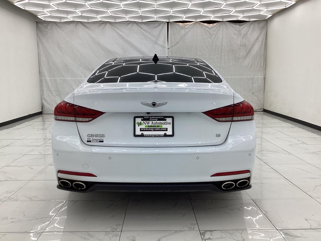 Hyundai Genesis 4dr Sdn V8 5.0L RWD 2015