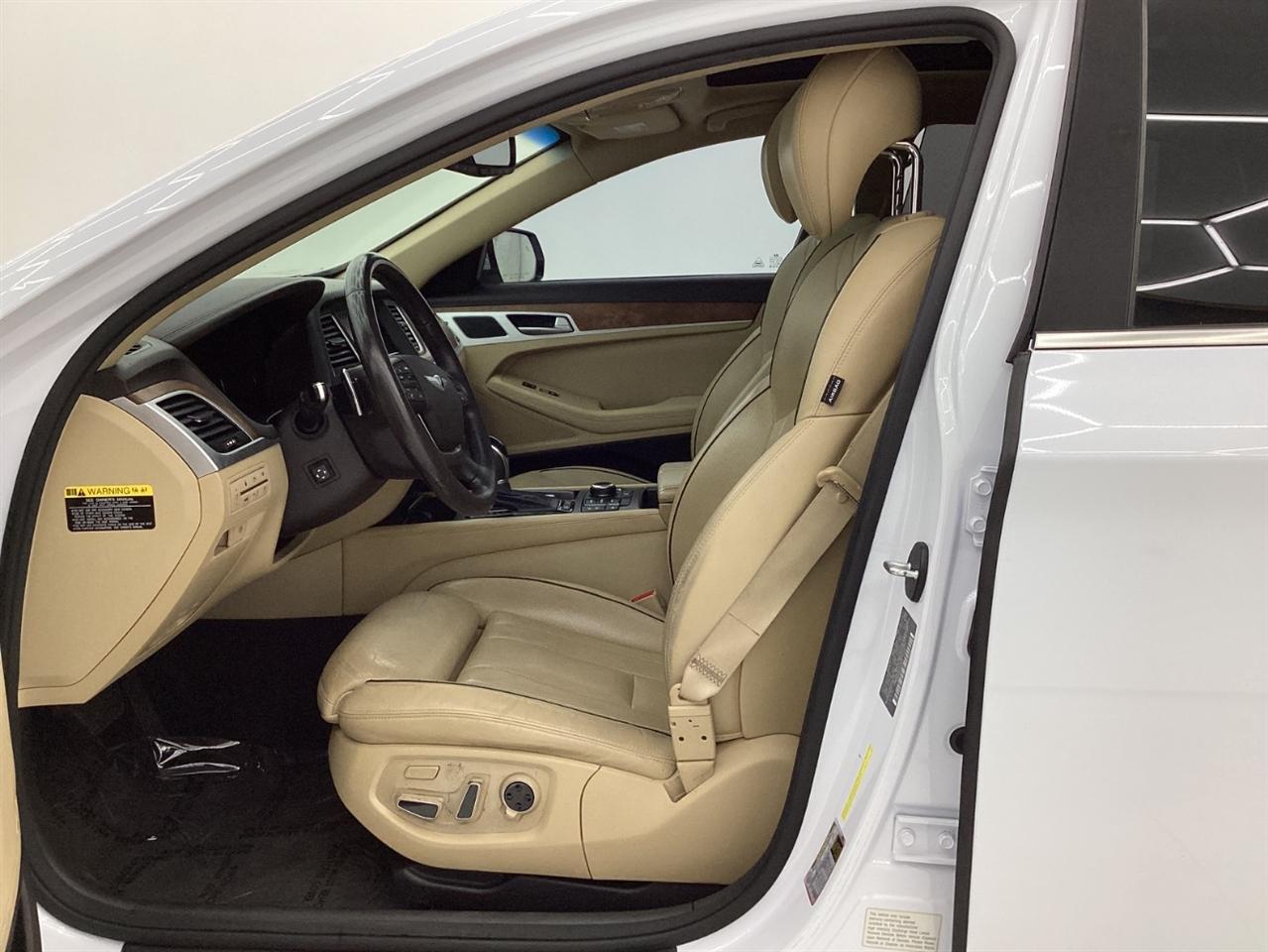 Hyundai Genesis 4dr Sdn V8 5.0L RWD 2015
