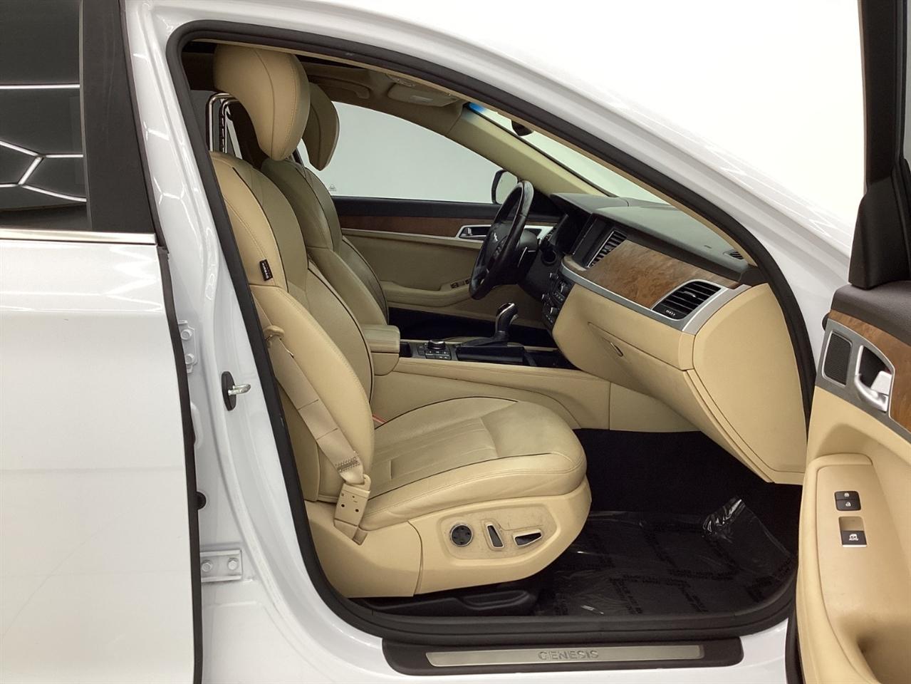 Hyundai Genesis 4dr Sdn V8 5.0L RWD 2015