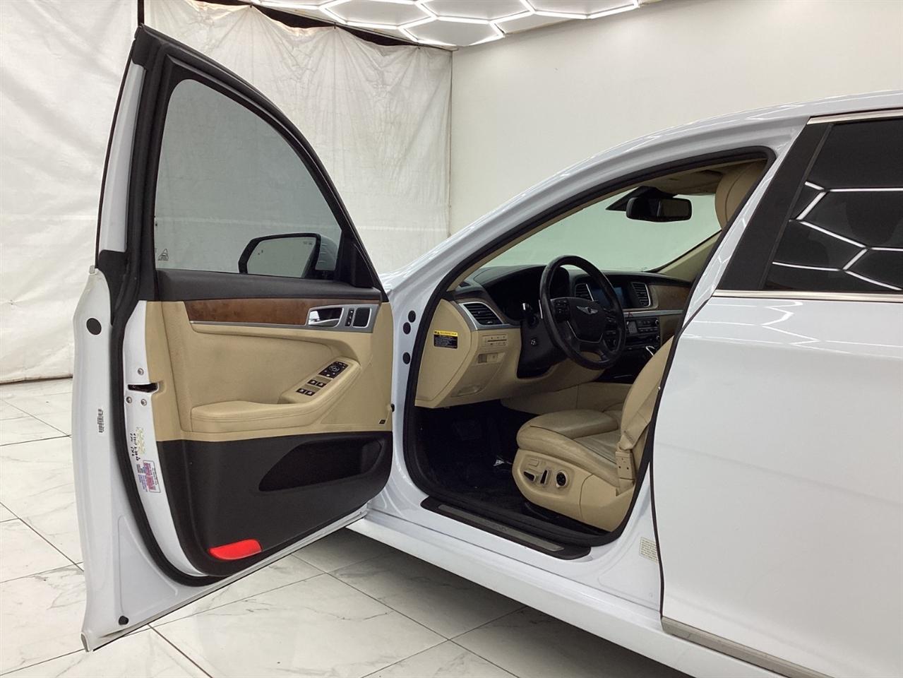 Hyundai Genesis 4dr Sdn V8 5.0L RWD 2015
