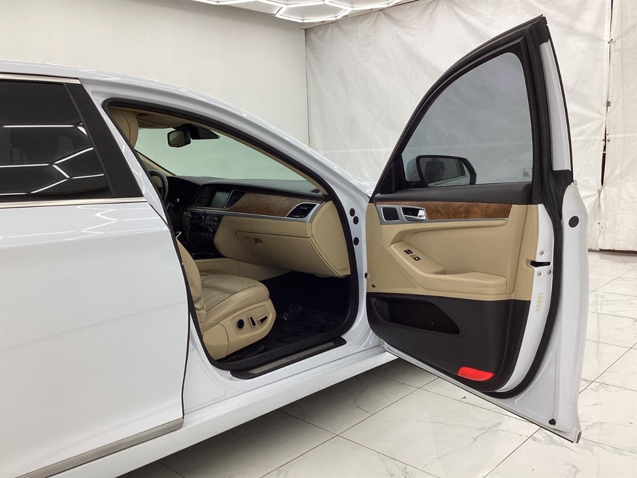 Hyundai Genesis 4dr Sdn V8 5.0L RWD 2015