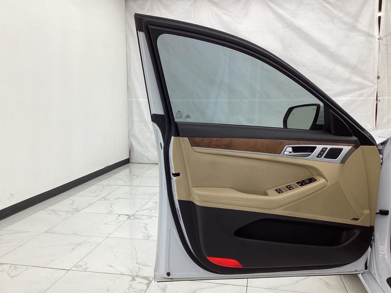 Hyundai Genesis 4dr Sdn V8 5.0L RWD 2015
