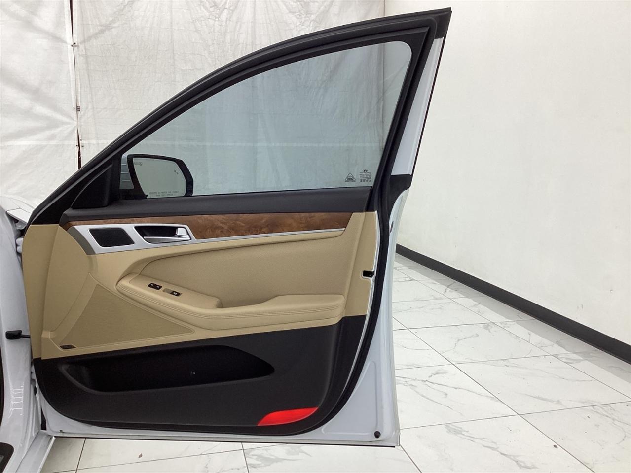 Hyundai Genesis 4dr Sdn V8 5.0L RWD 2015