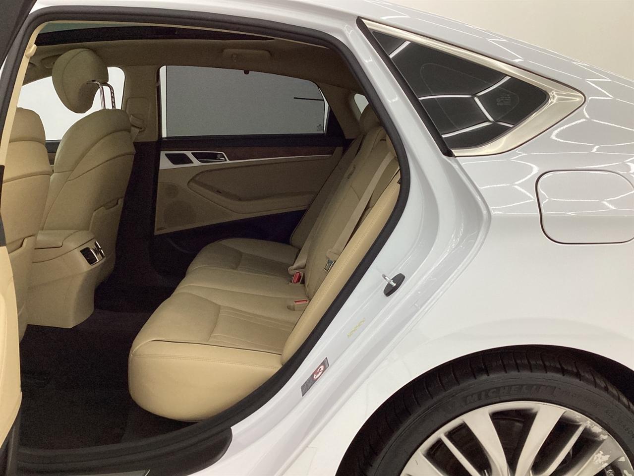 Hyundai Genesis 4dr Sdn V8 5.0L RWD 2015