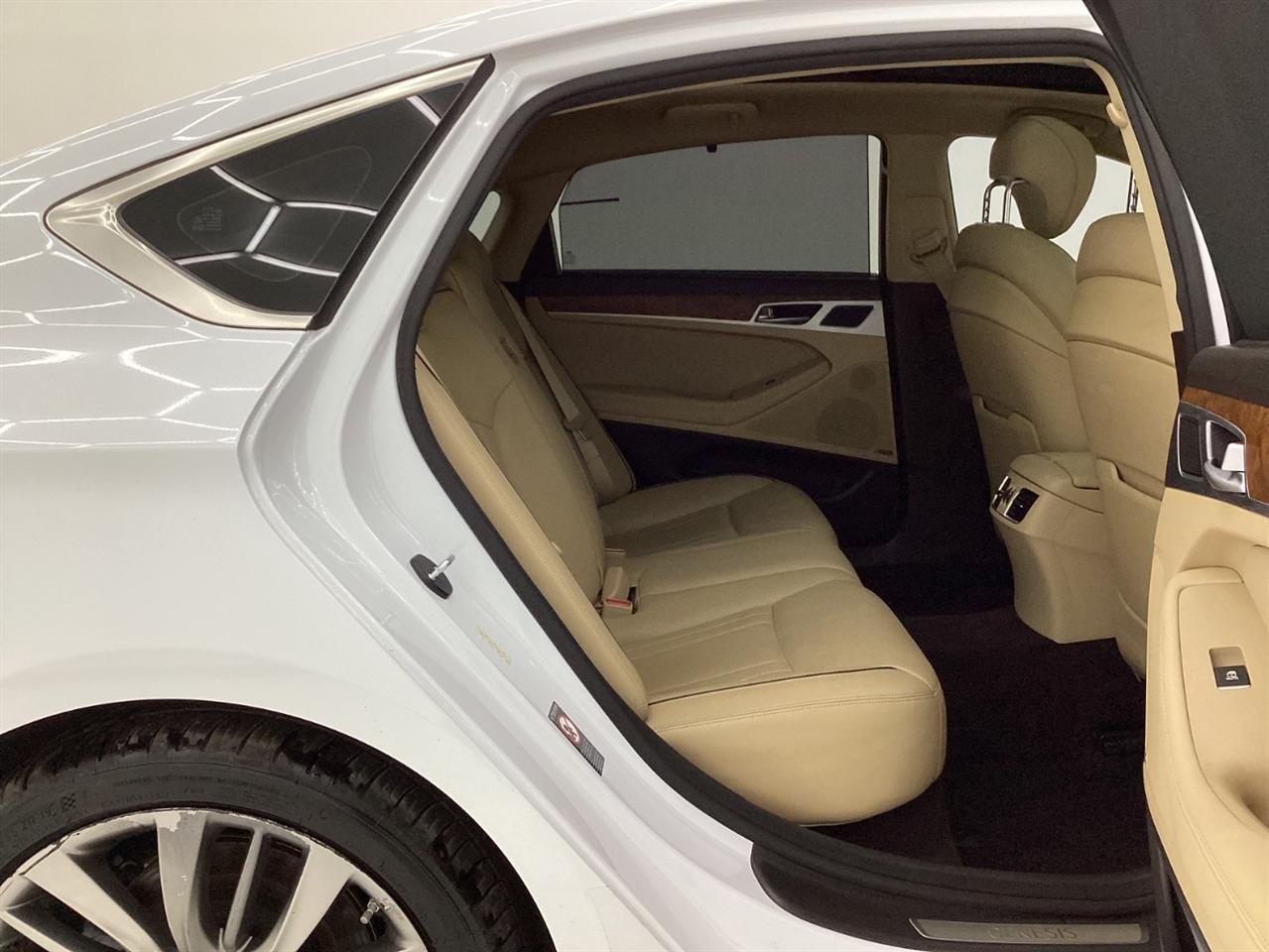 Hyundai Genesis 4dr Sdn V8 5.0L RWD 2015