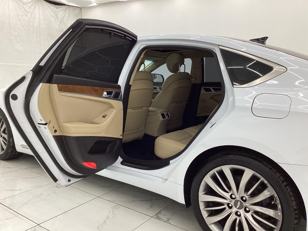 Hyundai Genesis 4dr Sdn V8 5.0L RWD 2015