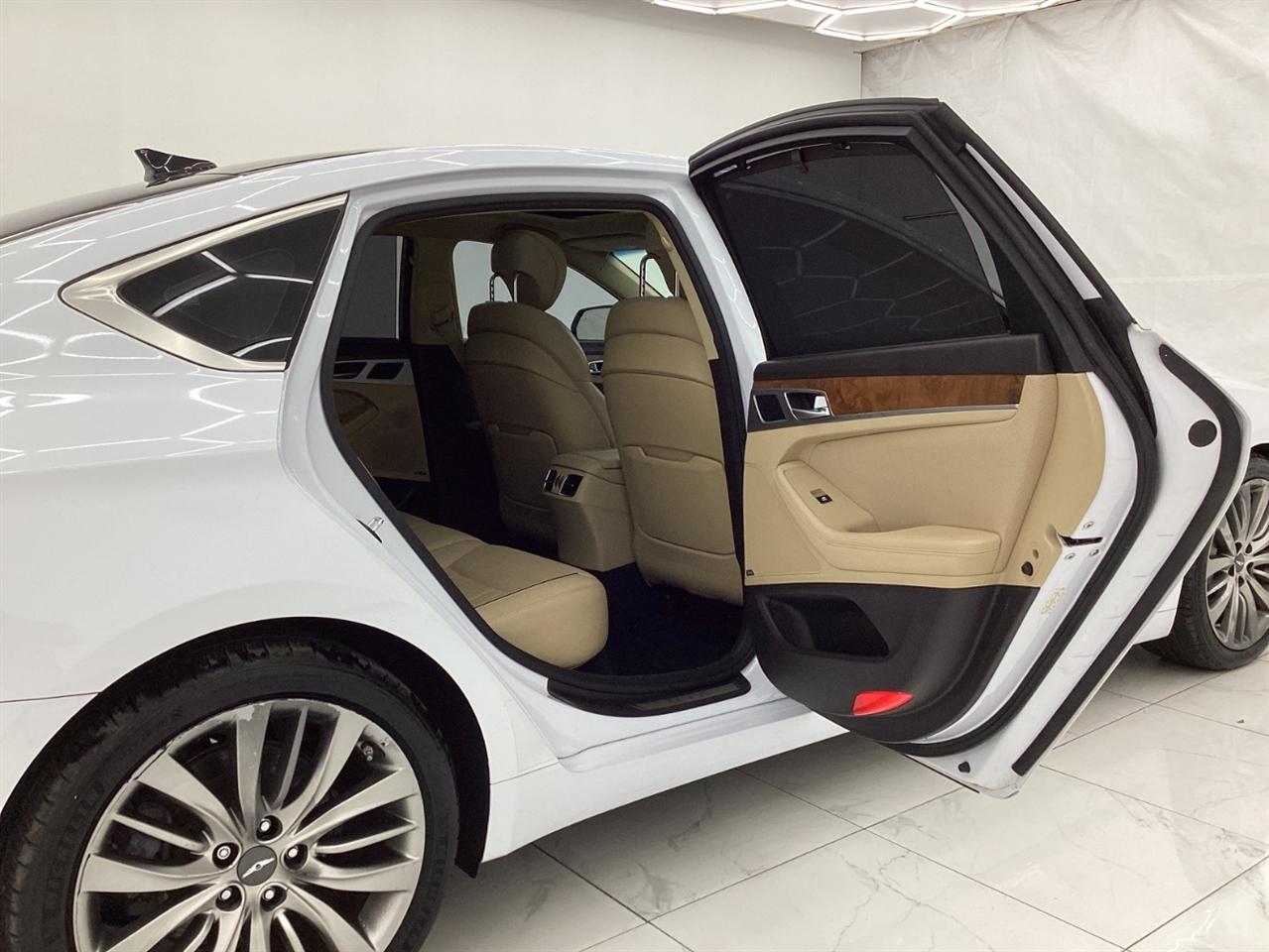 Hyundai Genesis 4dr Sdn V8 5.0L RWD 2015