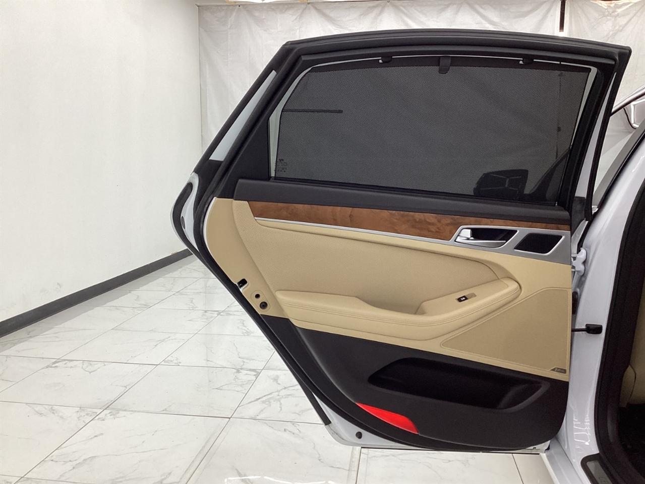 Hyundai Genesis 4dr Sdn V8 5.0L RWD 2015