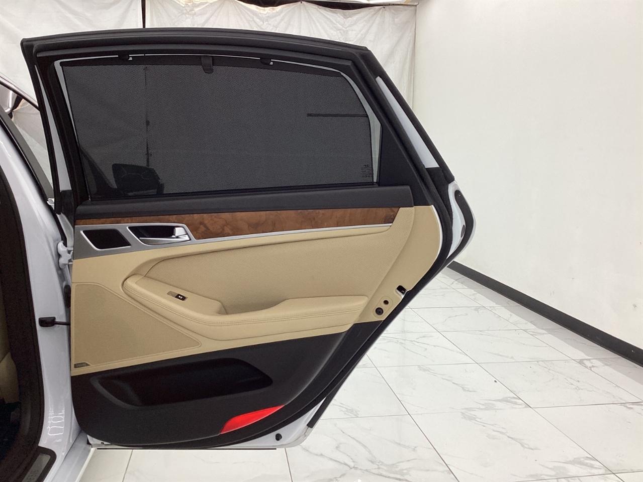 Hyundai Genesis 4dr Sdn V8 5.0L RWD 2015