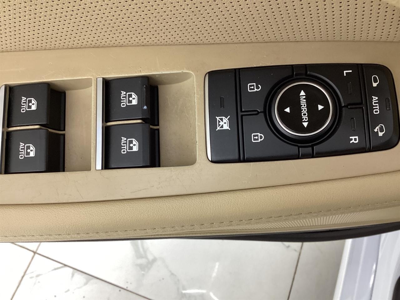 Hyundai Genesis 4dr Sdn V8 5.0L RWD 2015