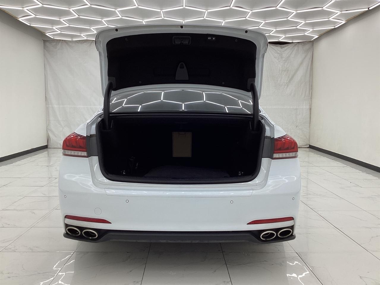 Hyundai Genesis 4dr Sdn V8 5.0L RWD 2015