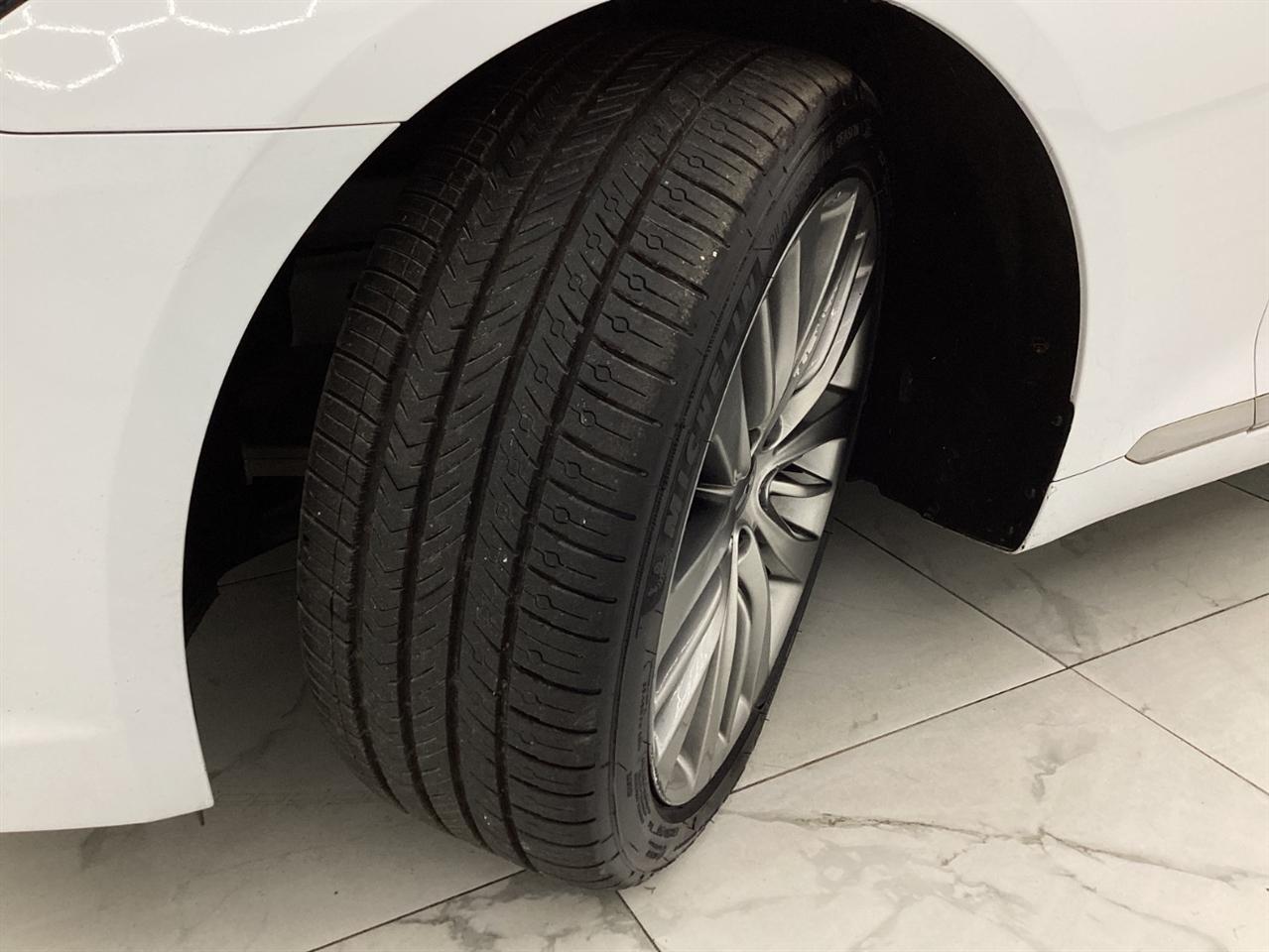 Hyundai Genesis 4dr Sdn V8 5.0L RWD 2015