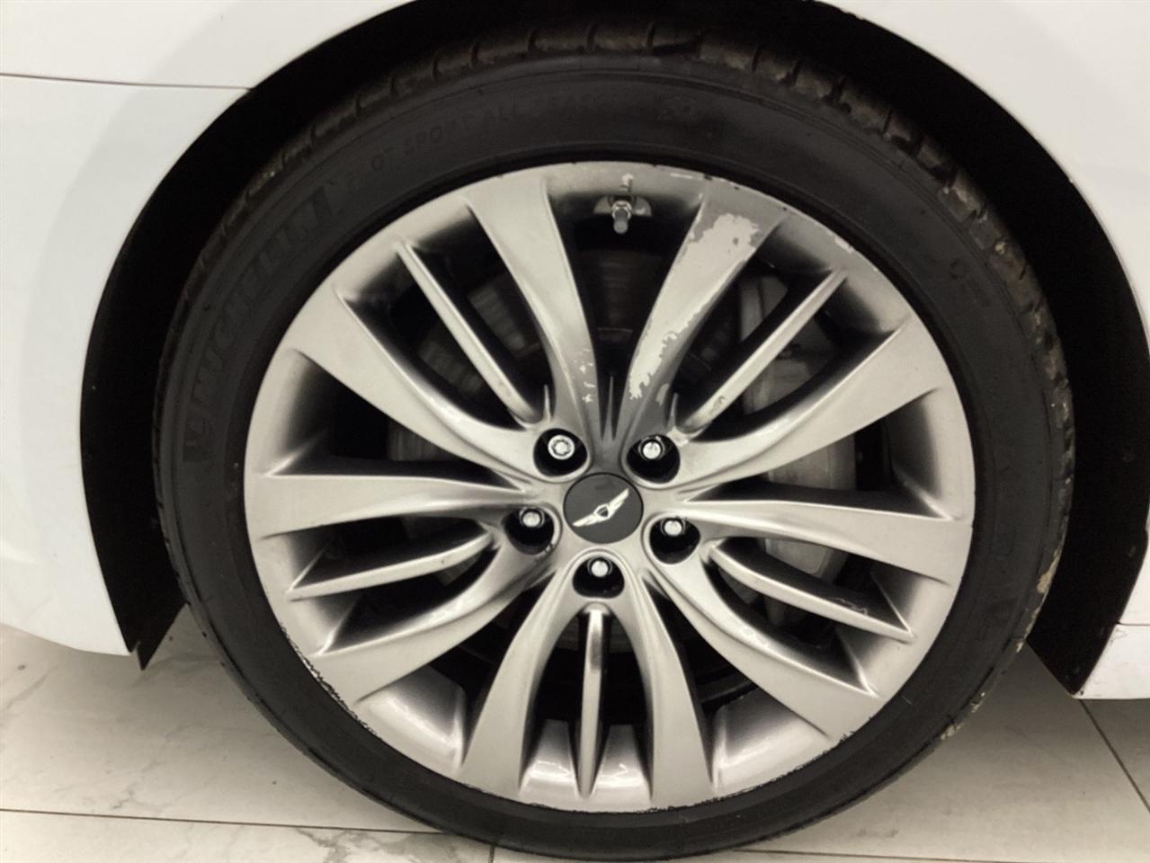 Hyundai Genesis 4dr Sdn V8 5.0L RWD 2015
