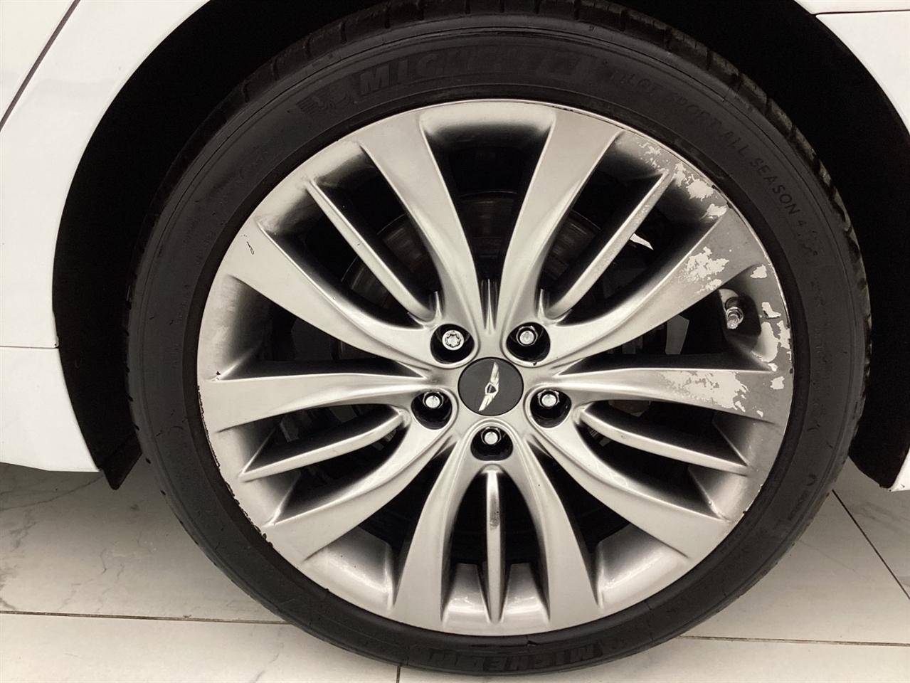 Hyundai Genesis 4dr Sdn V8 5.0L RWD 2015