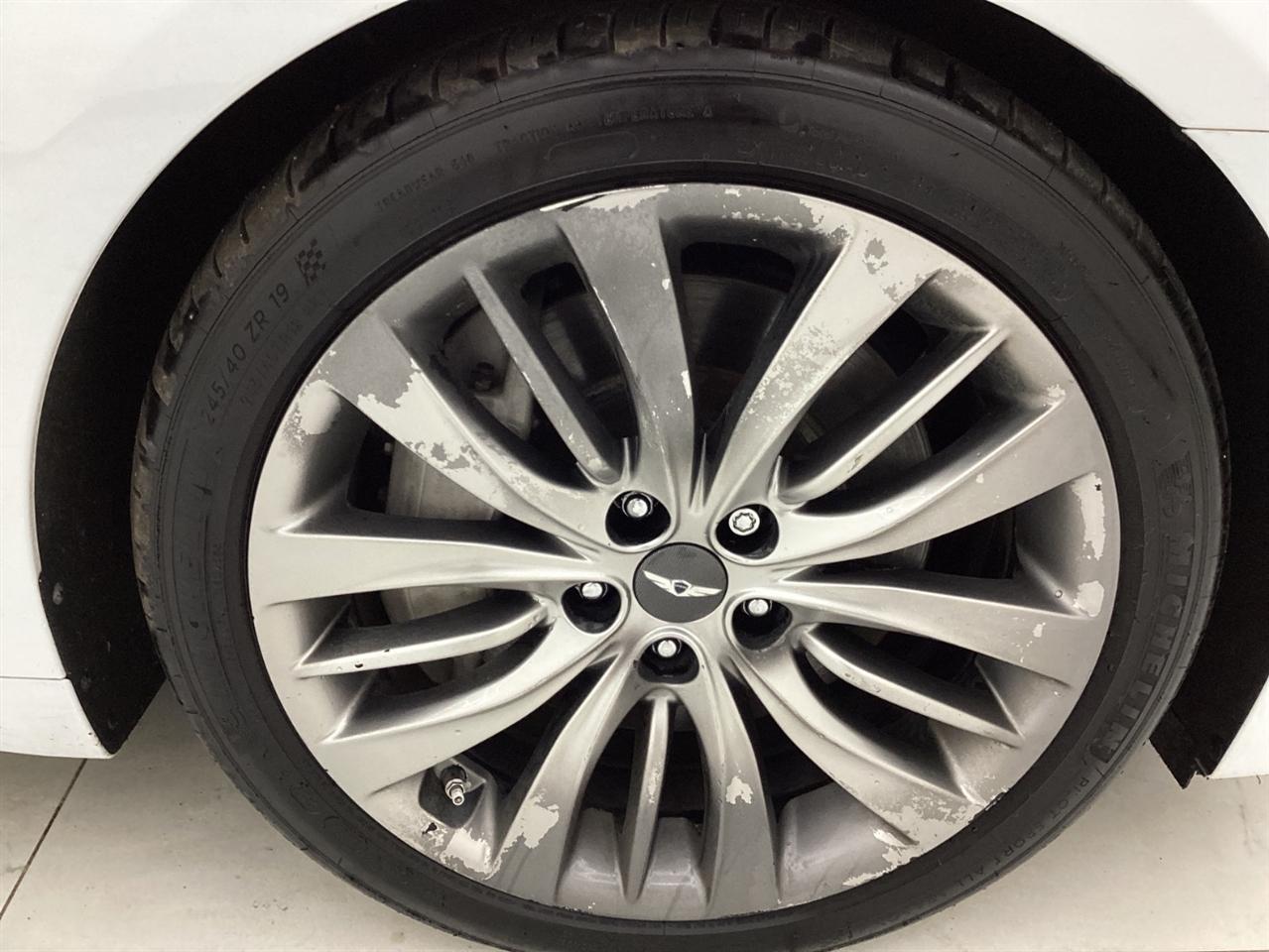 Hyundai Genesis 4dr Sdn V8 5.0L RWD 2015