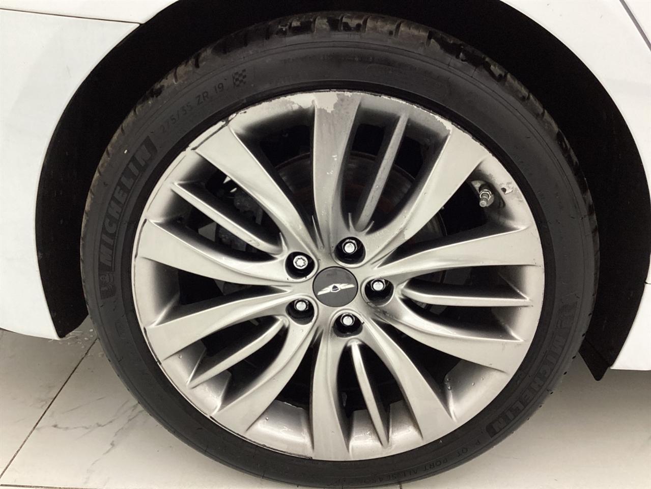 Hyundai Genesis 4dr Sdn V8 5.0L RWD 2015