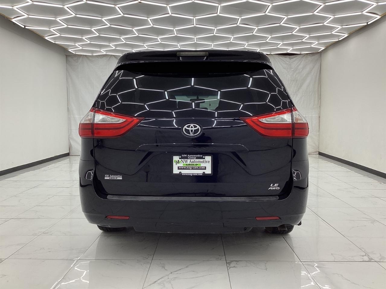 Toyota Sienna 5dr 7-Pass Van LE AWD (Natl) 2015
