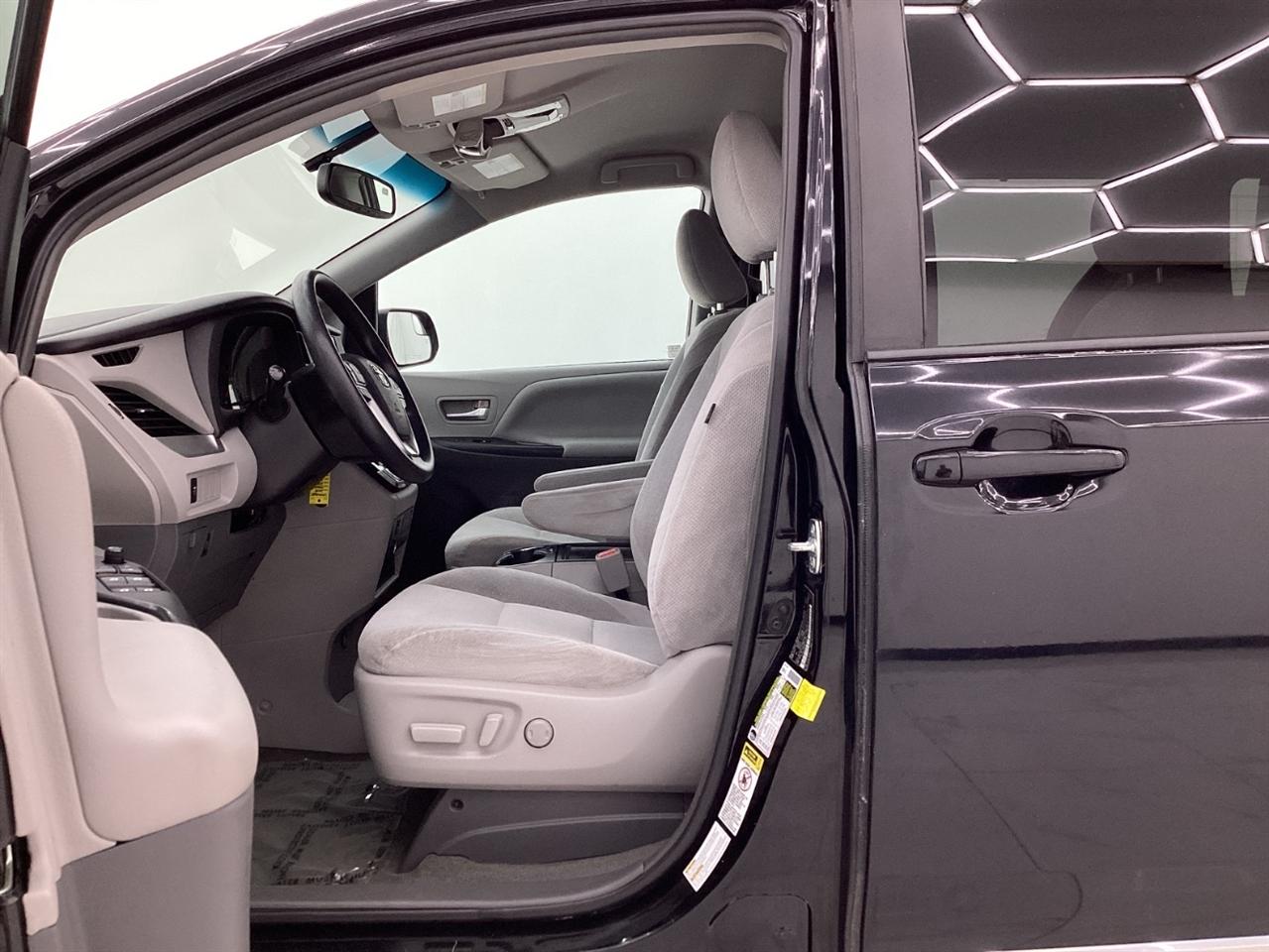 Toyota Sienna 5dr 7-Pass Van LE AWD (Natl) 2015