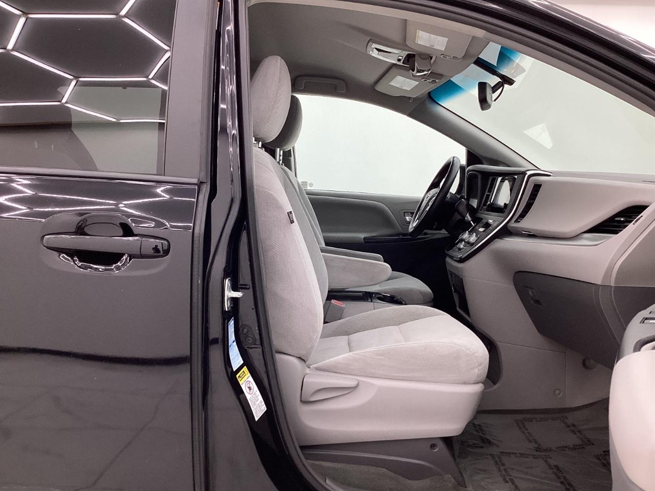 Toyota Sienna 5dr 7-Pass Van LE AWD (Natl) 2015