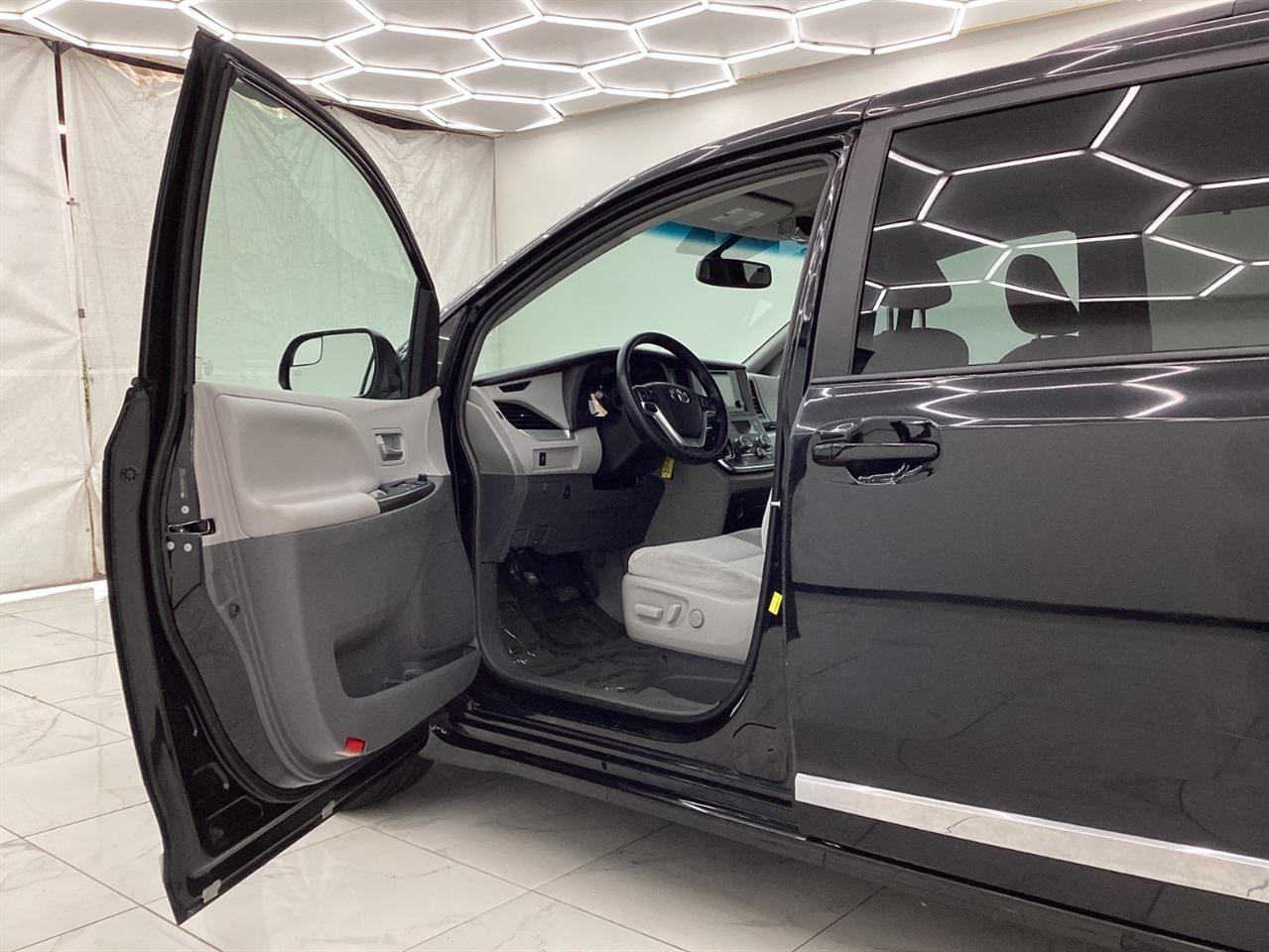 Toyota Sienna 5dr 7-Pass Van LE AWD (Natl) 2015