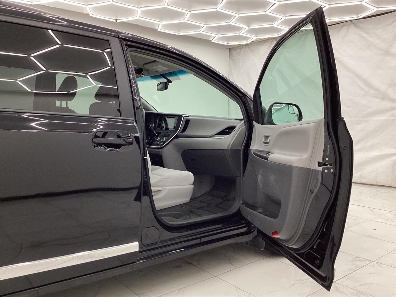 Toyota Sienna 5dr 7-Pass Van LE AWD (Natl) 2015