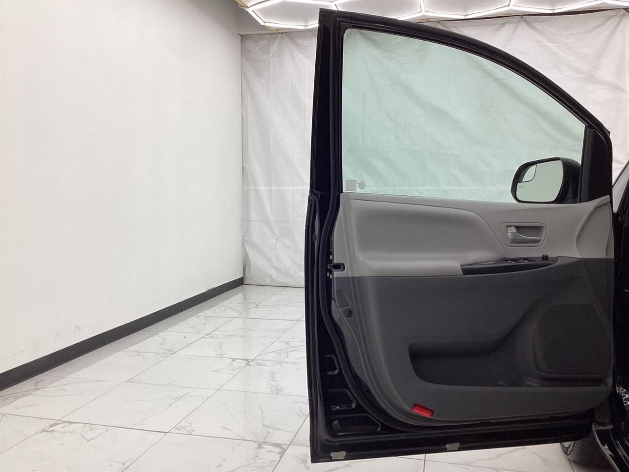 Toyota Sienna 5dr 7-Pass Van LE AWD (Natl) 2015